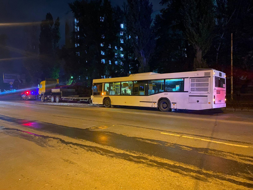 В Ростове-на-Дону автобус с пассажирами врезался в тягач
