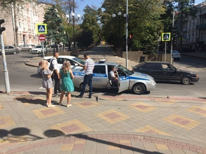 Сотрудники ДПС плевали на правила дорожного движения, собирая мзду с пешеходов в Ростове