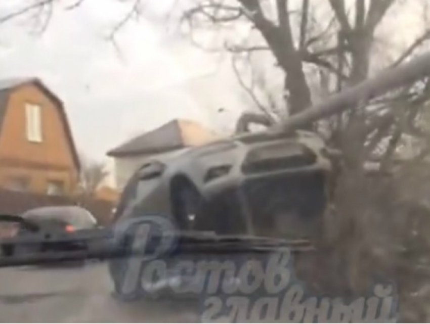 Почувствовавший себя каскадером водитель иномарки заставил машину «запрыгнуть» на газовую трубу в Ростове