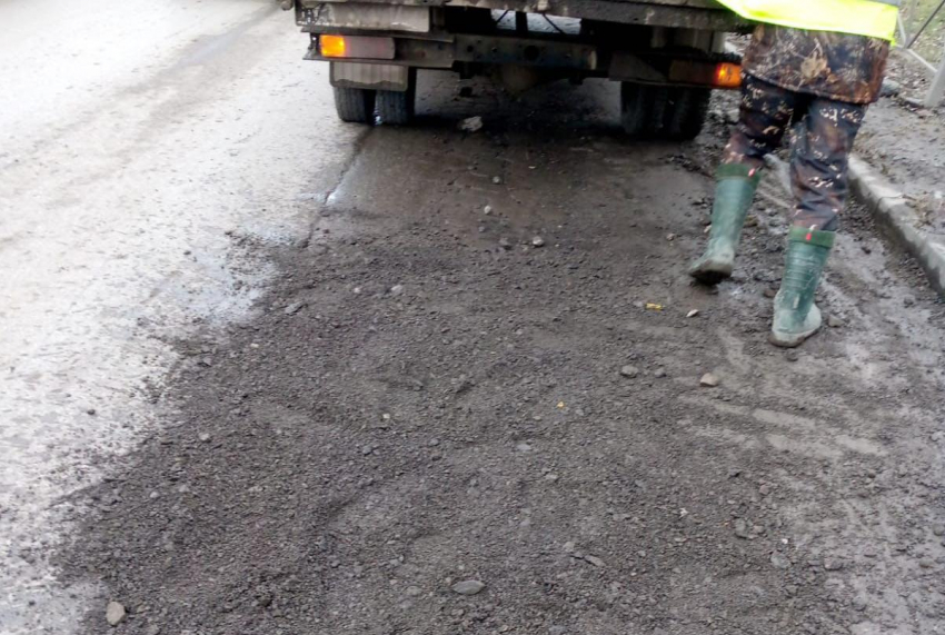 В Батайске залатали огромную яму на дороге из-за которой страдали водители