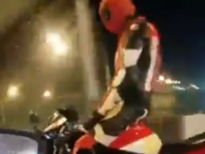 Рассекающий по дорогам Ростова Дэдпул-трюкач на своем красном байке удивил горожан на видео