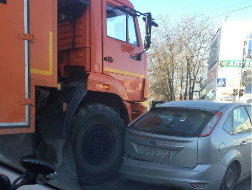 Подмявший колесом иномарку многотонный КамАЗ застопорил движение в Ростове