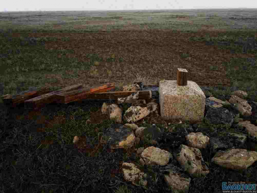 Вандалы спилили поклонный крест в Заветнинском районе