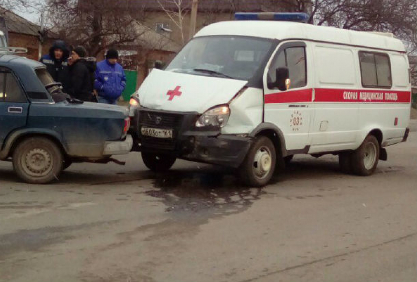 Тяжело больная женщина, ее родственница и пассажирка пострадали в столкновении скорой и ВАЗа в Ростове