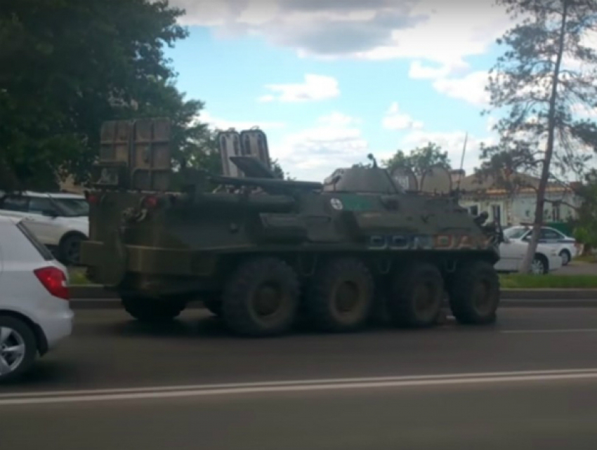 БТР с отказавшими тормозами снес опору ЛЭП и выскочил на встречку в Ростовской области