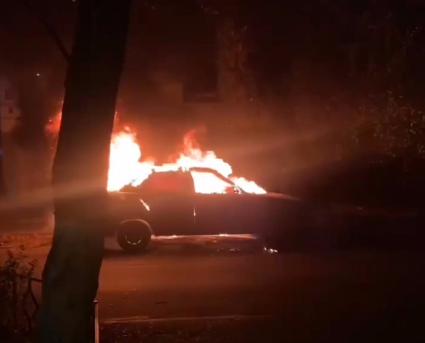 Ночью в центре Ростова взорвался и сгорел автомобиль