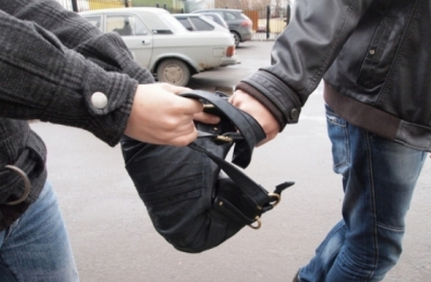 Ростовчанина избили, а потом забрали кепку, деньги и рюкзак