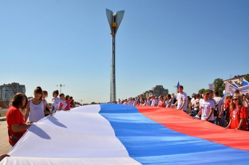 8 тысяч ростовчан приняли участие в акции в честь «Дня Государственного флага» 