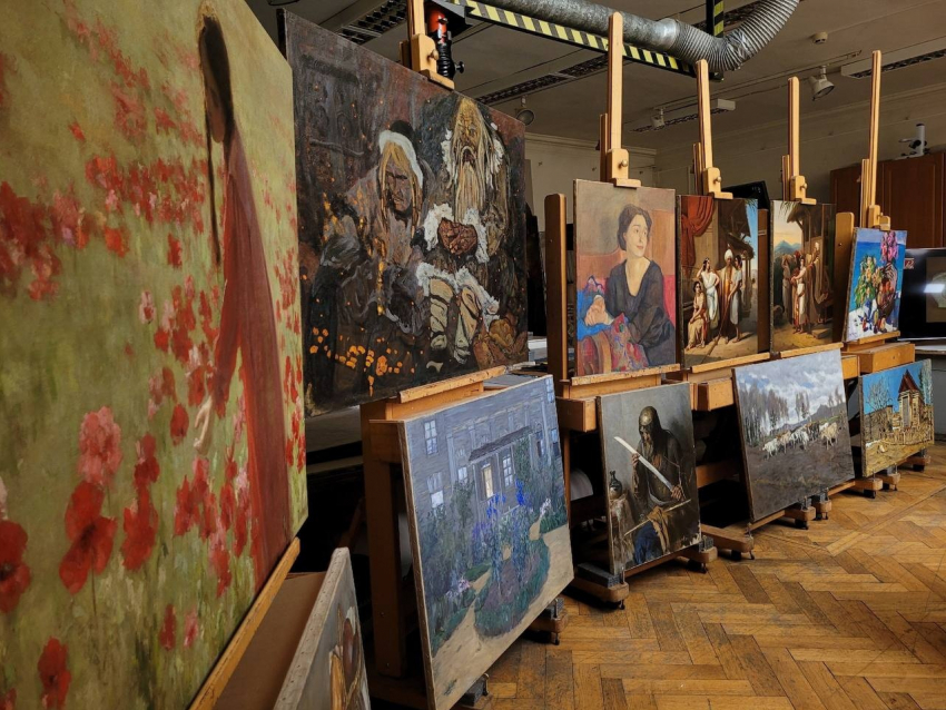 Спасенные после ракетного удара картины вернули в музей Таганрога 