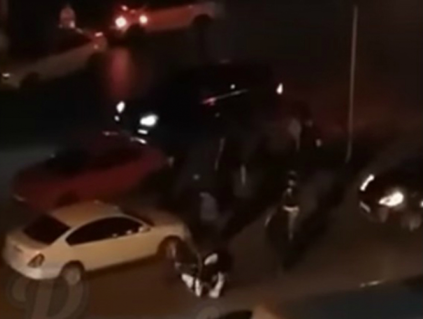 Поимка бьющегося в конвульсиях на проезжей части неадекватного прохожего в Ростове попала на видео 