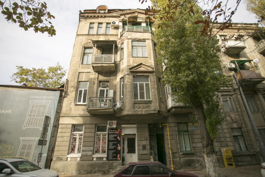 Власти проигнорировали коммунальную аварию, из-за которой рушится уникальный исторический дом в Ростове