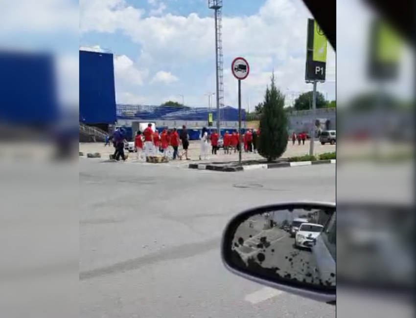 Под Ростовом экстренно эвакуировали сотрудников и посетителей ТЦ «Мега»