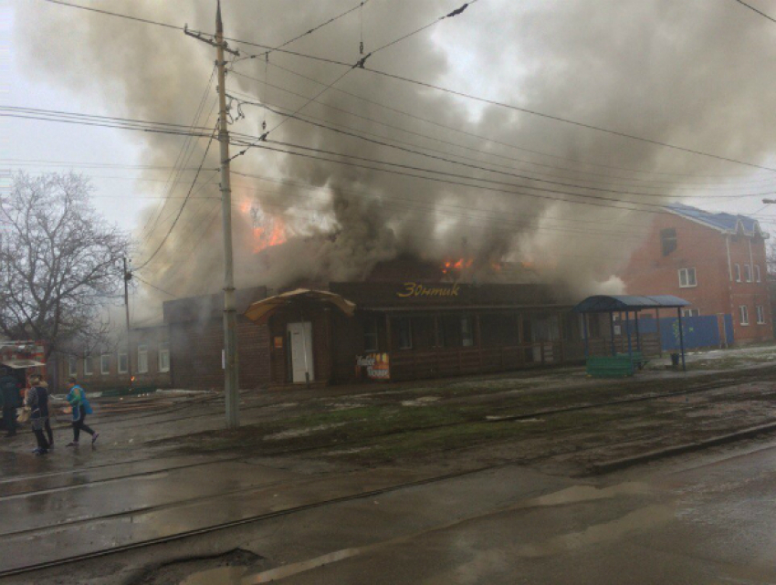 Уничтоживший кафе «Зонтик» страшный пожар жители Ростовской области сняли на видео