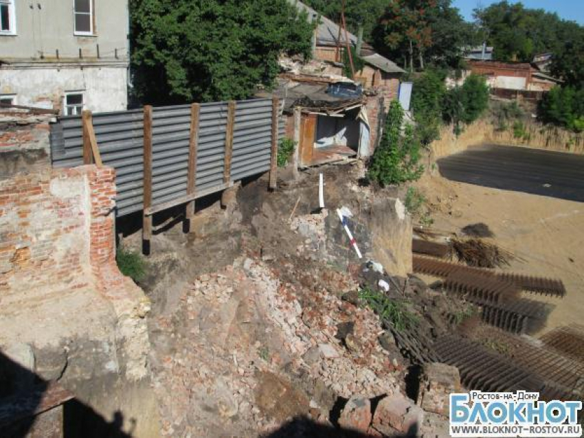 Из-за незаконной стройки в центре Таганрога рухнула стена дома