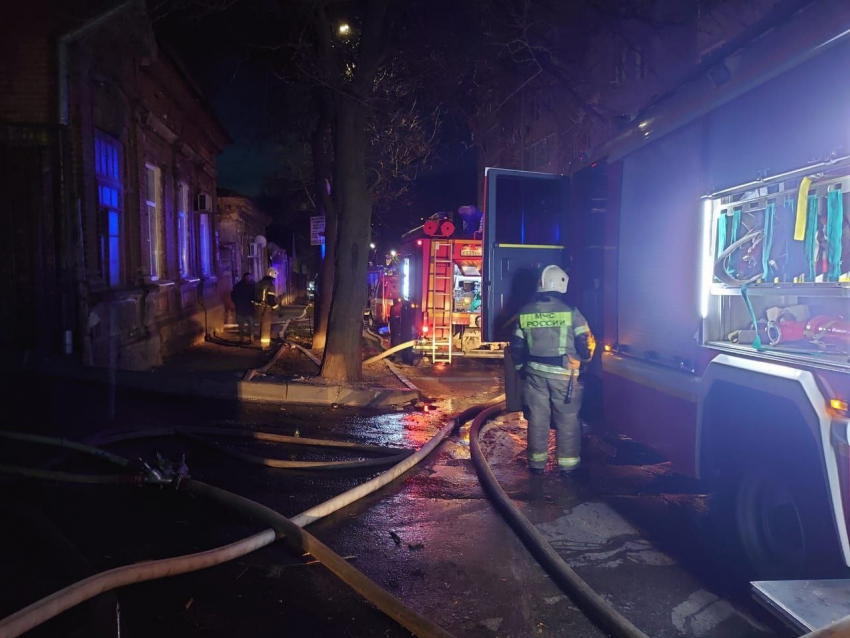 В центре Ростова утром потушили пожар в жилом доме
