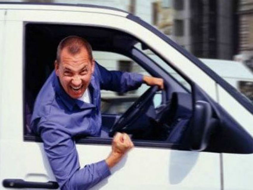 Забывчивый водитель стал жертвой своего любопытства под камерой видеофиксации в Ростове