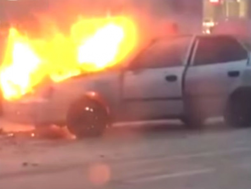 Полыхающее такси у нового торгового центра в Волгодонске сняли на видео