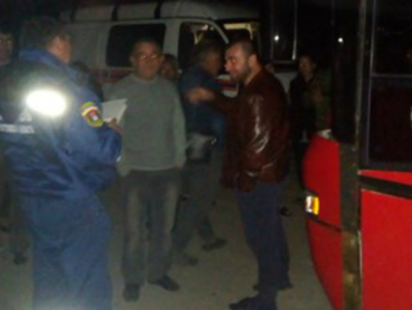 Четыре часа околачивались на ночной трассе полсотни пассажиров заказного автобуса в Ростовской области