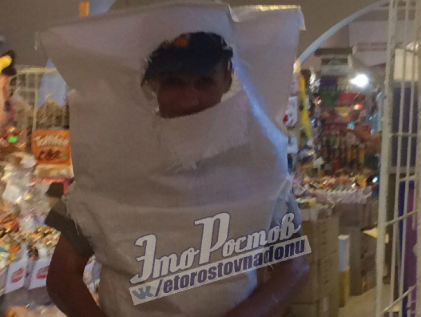 "Дождливый модник» с мешком на голове удивил находчивостью посетителей супермаркета в Ростове