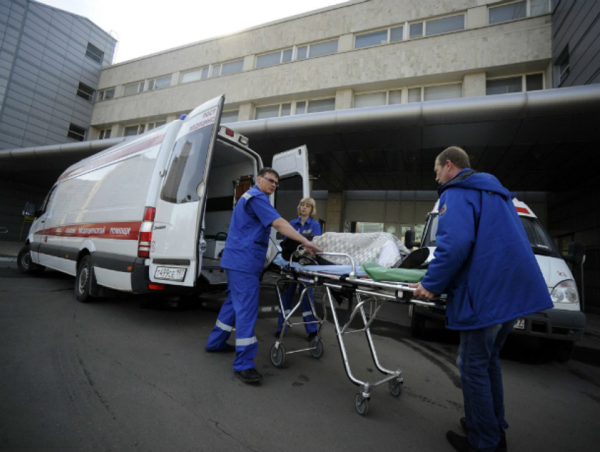 Серьезные травмы получила девушка в жестком ДТП с двумя иномарками в Ростове