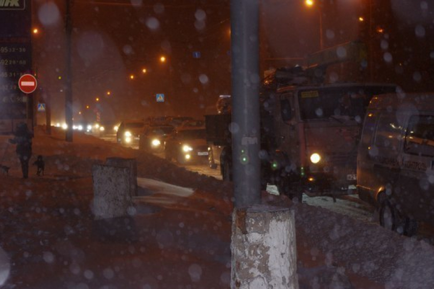 Тысячи ростовчан застряли в пробках: дорожные службы не справляются с уборкой снега