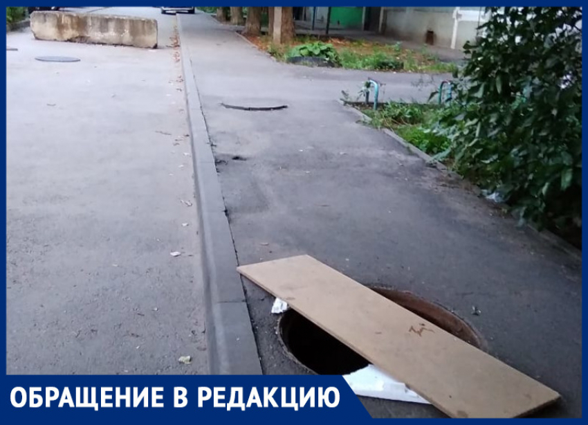 Александровка превратилась в минный полигон: жители пожаловались на большое количество открытых канализационных люков