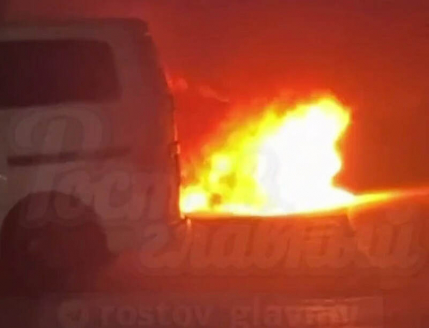 Иномарка сгорела ночью на Щербакова в Ростове 