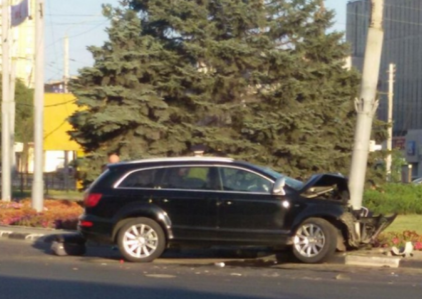 Audi Q7 врезалась в столб в СЖМ Ростова