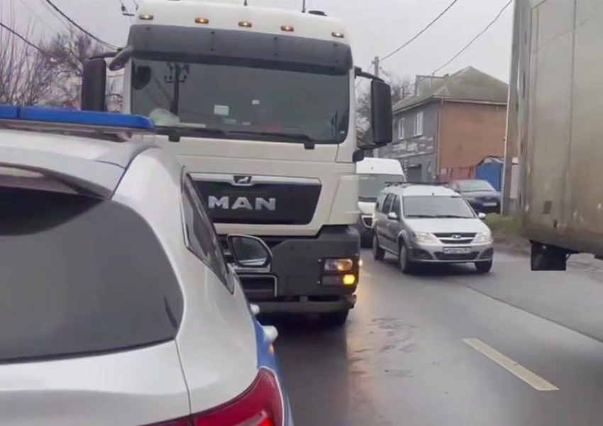 Фура насмерть сбила пешехода на Западном в Ростове 
