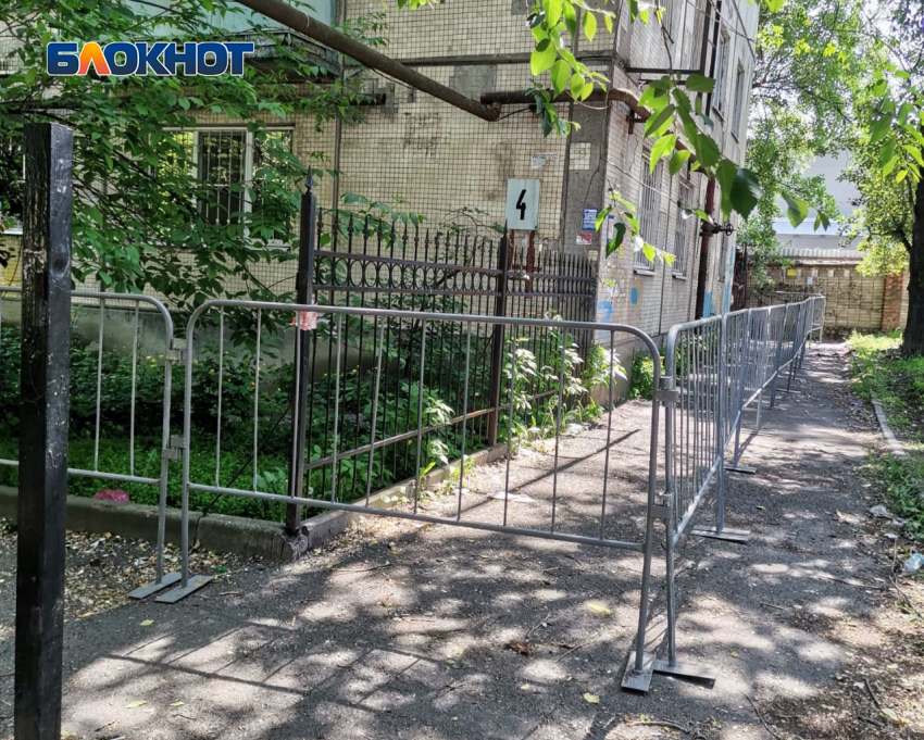 В Ростове аварийный дом на Кривошлыковском огородили металлическими барьерами