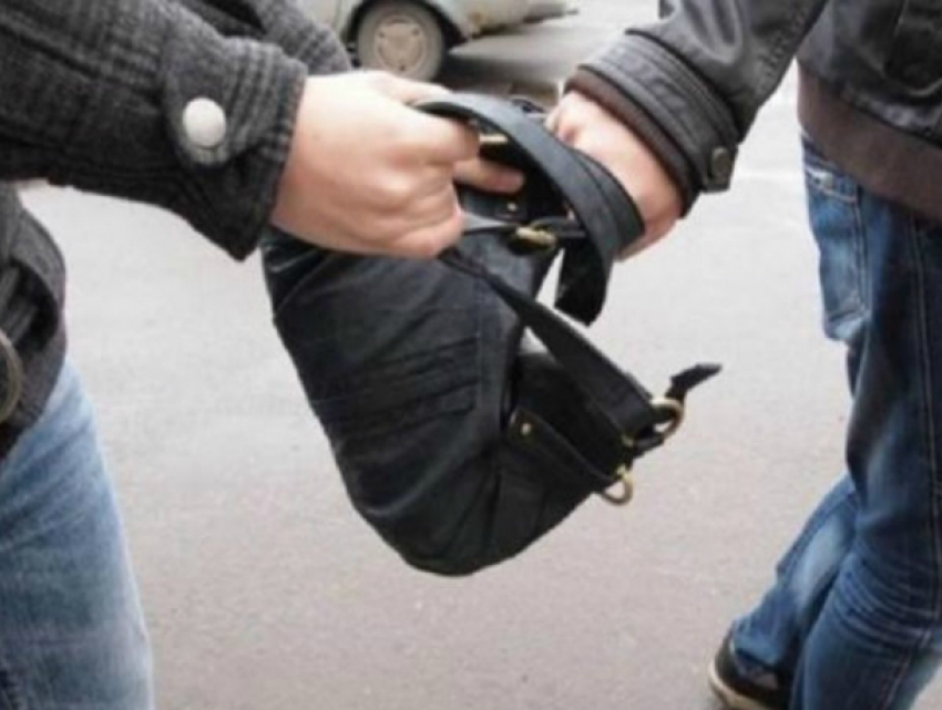 Набитой деньгами сумки лишился мужчина после случайной встречи с незнакомцем в Ростове