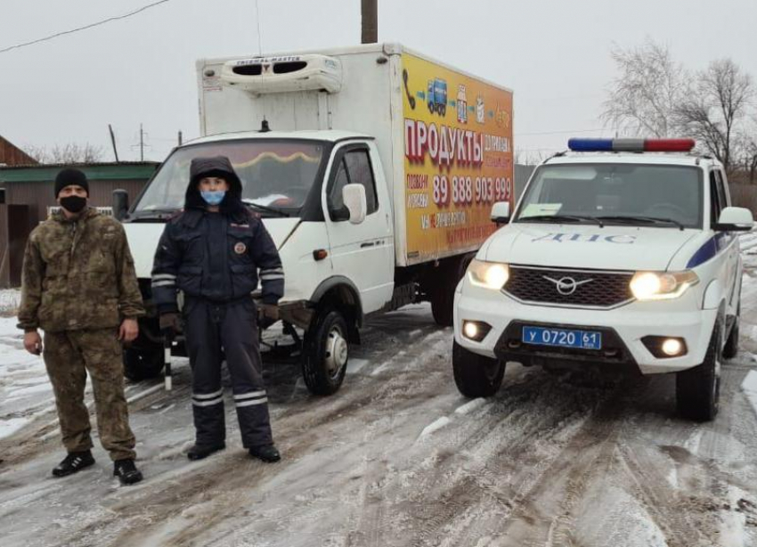 Полицейские в Ростовской области помогли водителю, съехавшему в кювет на заснеженной дороге