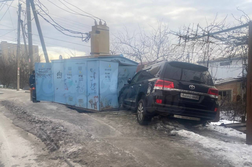 Пьяный водитель без прав на внедорожнике влетел в трансформаторную будку в Ростове