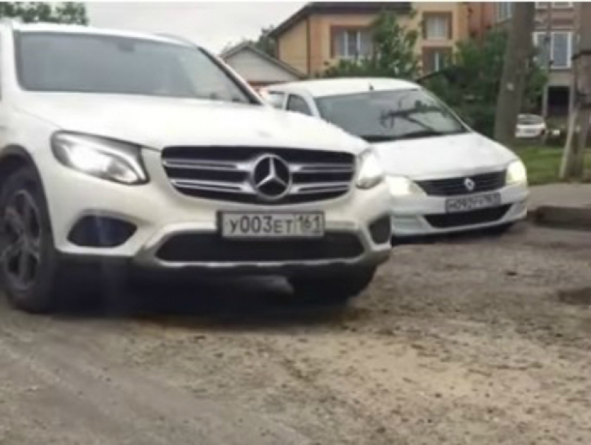 Мучительная поездка автомобилистов по дороге со снятым асфальтом у БСМП Ростова попала на видео