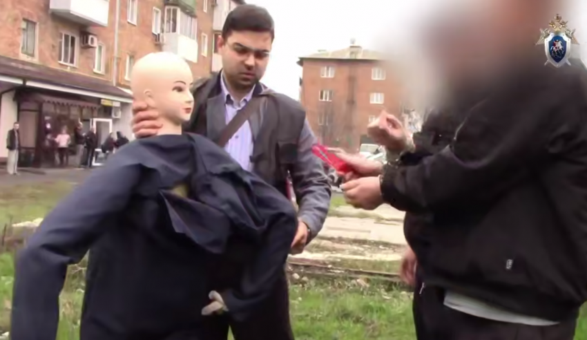 Подозреваемый в жестком убийстве 21-летнего парня в Новошахтинске дал показания на следственном эксперименте