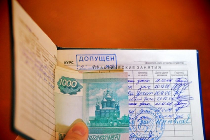 Доцента ростовского вуза поймали на взятке