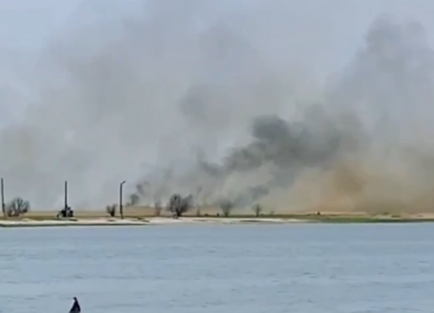 Жителей Ростовской области испугал ландшафтный пожар в районе Рогожкино