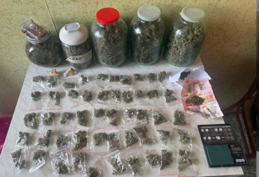В Ростове двое мужчин устроили нарколабораторию в квартире и были задержаны полицией