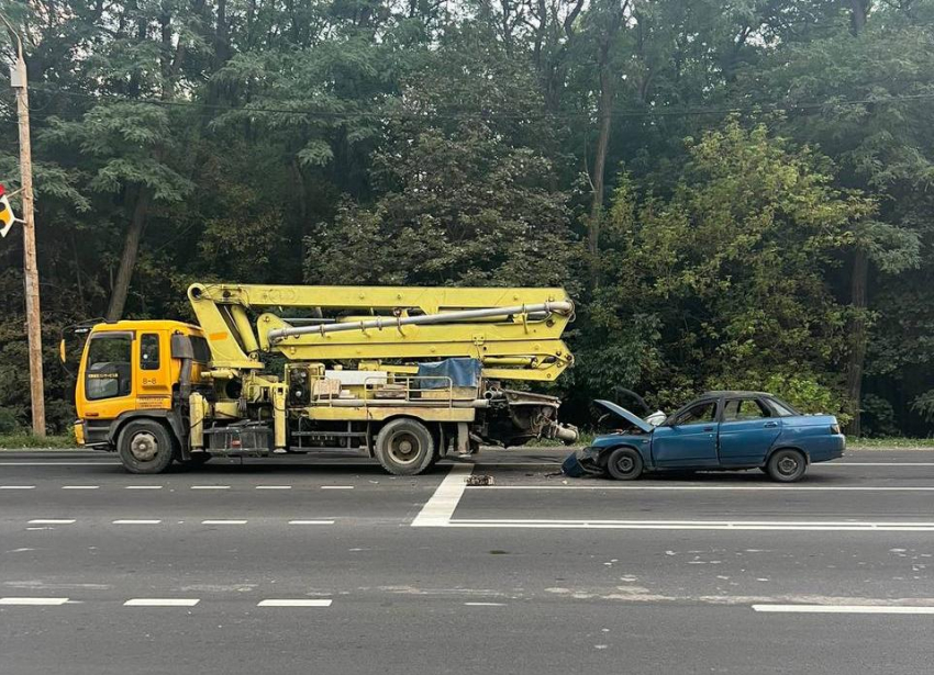 В аварии с грузовиком и «десяткой» в Ростове пострадали два человека