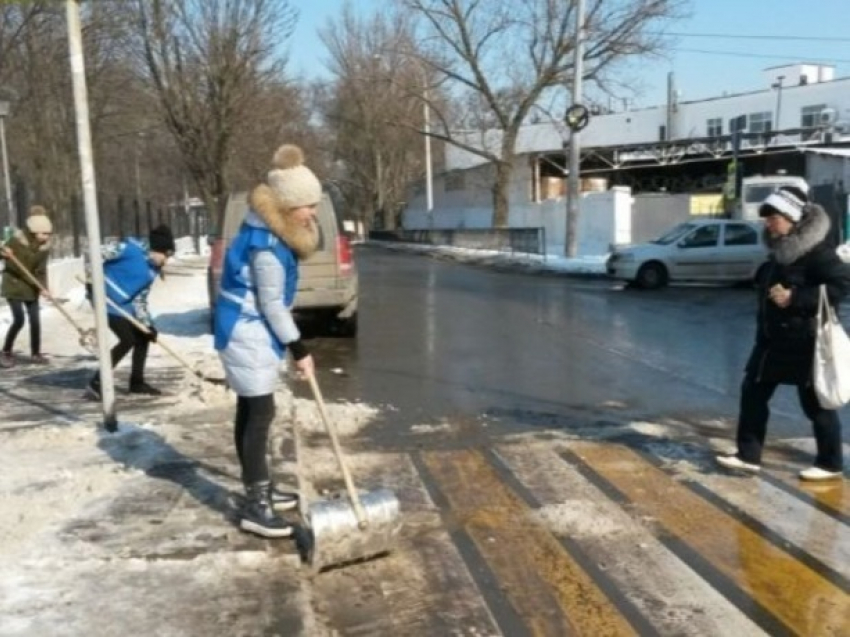 Уставшие от бездействия властей школьники с лопатами вышли на расчистку снега в Ростове 