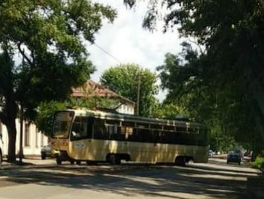 Сошедший с рельсов трамвай перегородил половину проезжей части в Ростове