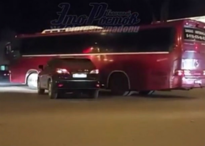 Водитель пассажирского автобуса спровоцировал ДТП в Ростове и попал на видео