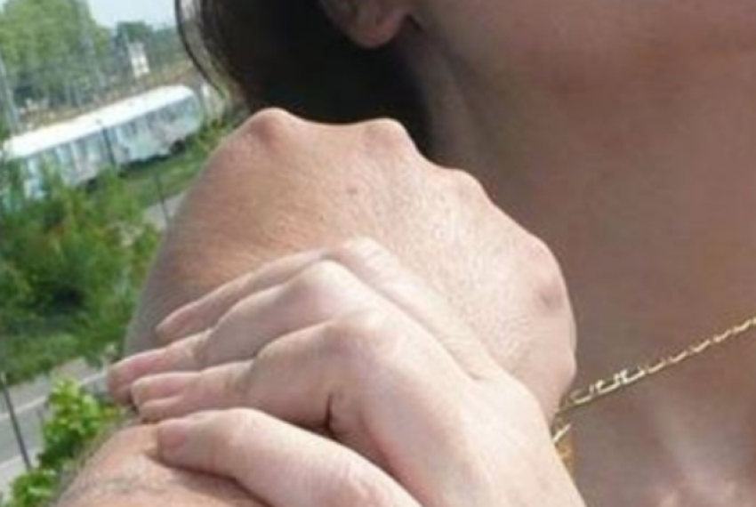 В Таганроге уличный грабитель сорвал с женщины золотую цепочку 