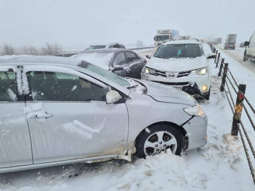 На заметенной снегом трассе в Ростовской области столкнулись 15 машин