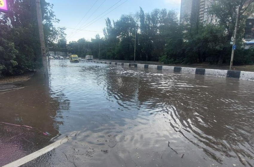 Скорая помощь застряла в огромной луже на Стадионной — ростовчане сами прочистили ливневку