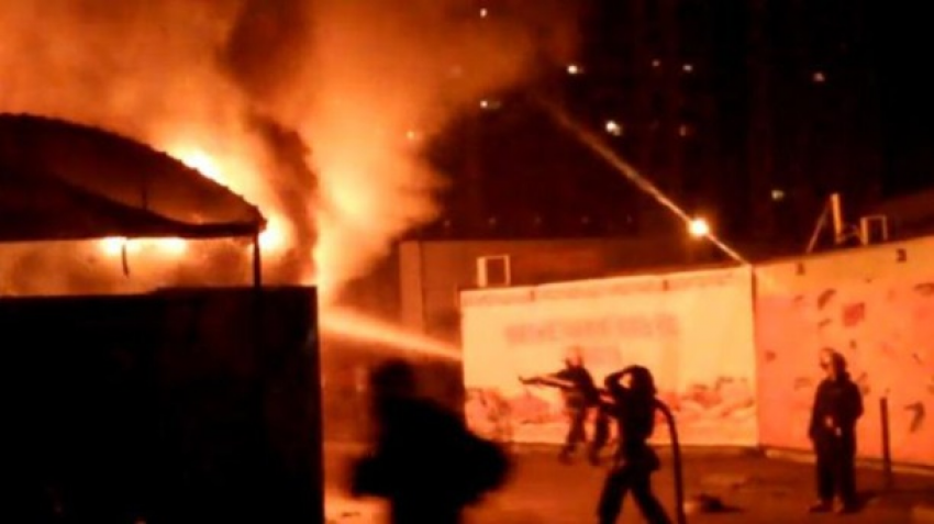 В Ростове пожар охватил несколько продуктовых ларьков