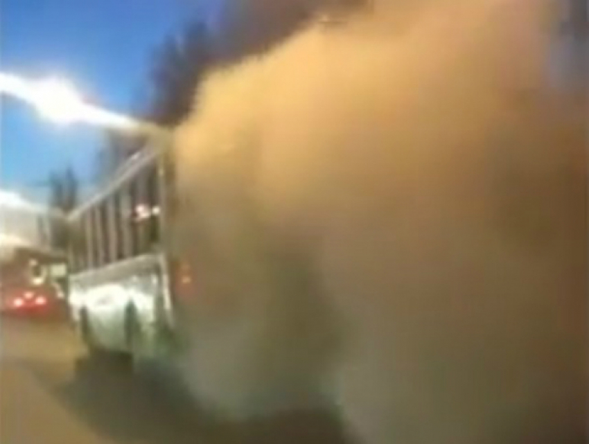 Задымившийся на полном ходу автобус испугал автомобилистов Ростова и попал на видео