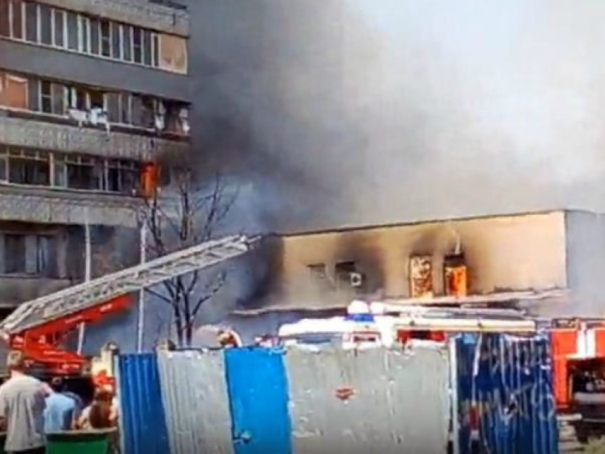 Полыхающую огнем фабрику мороженого тушили 14 пожарных машин в Ростовской области
