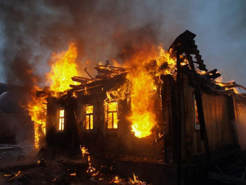 Машина и частный дом сгорели в Ростовской области 