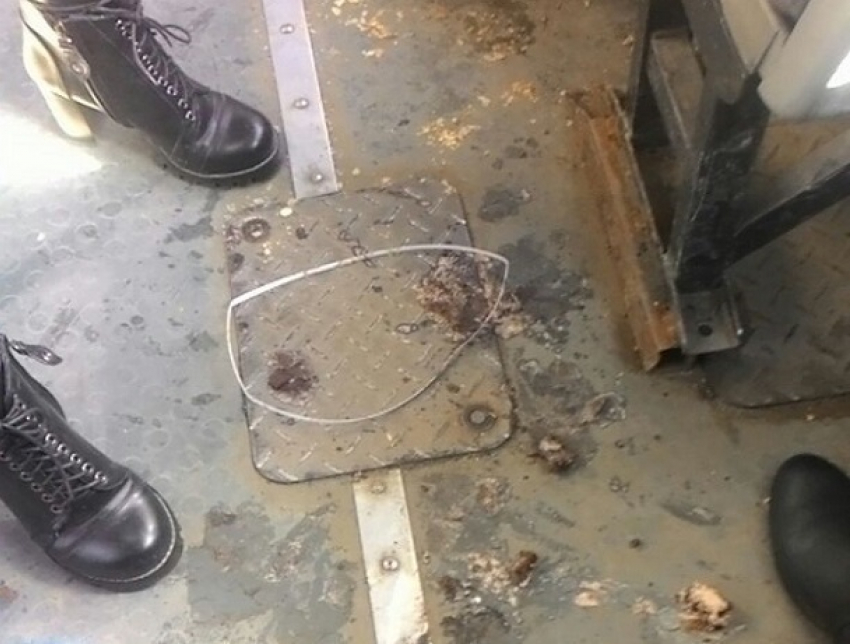 Ужасный «аттракцион» с уничтоженным тортом устроил пассажирам маршрутки водитель-лихач в Ростове